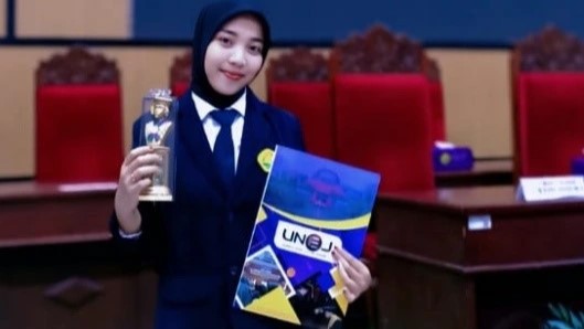 Mahasiswa Program Studi Magister (S2) Pendidikan IPA Mendapat Penghargaan pada Yudisium Periode VIII Tahun 2024/2025