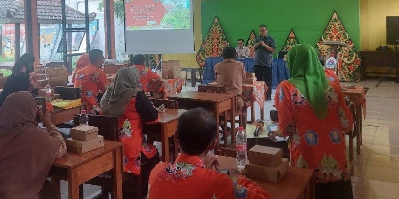 Sosialisasi S2 dan S3 Pendidikan IPA pada Guru di MGMP Fisika Kabupaten Jember