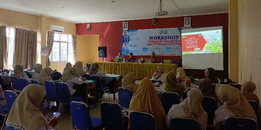 Peningkatan Animo Calon Mahasiswa Baru Melalui Sosialisasi S2 dan S3 Pendidikan IPA pada Guru di MGMP IPA Kabupaten Situbondo
