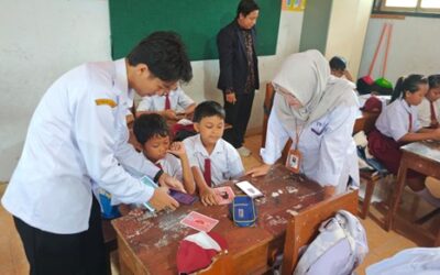 Guru dan Siswa Antusias, Media AR Bilingual Warnai Pendampingan PGSD UNEJ di KKG 02 Kebondalem, Banyuwangi