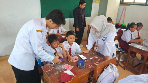 Guru dan Siswa Antusias, Media AR Bilingual Warnai Pendampingan PGSD UNEJ di KKG 02 Kebondalem, Banyuwangi