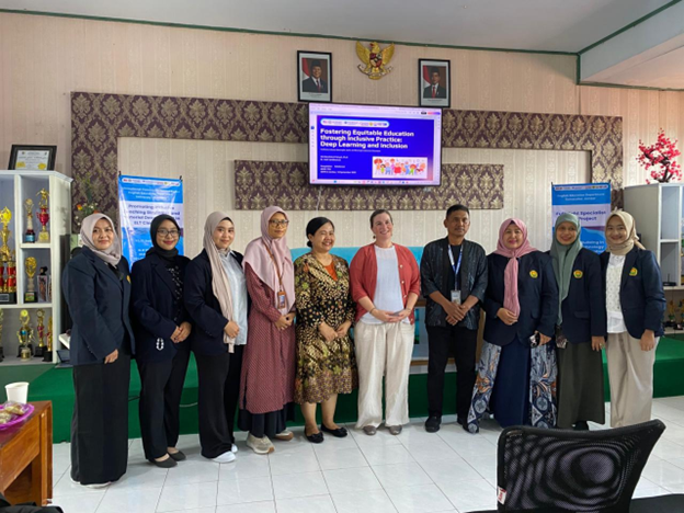 Mahasiswa, Dosen, dan Koprodi Magister Pendidikan Bahasa Inggris Universitas Jember Turut Dalam Kegiatan Pengabdian Kolaborasi Internasional