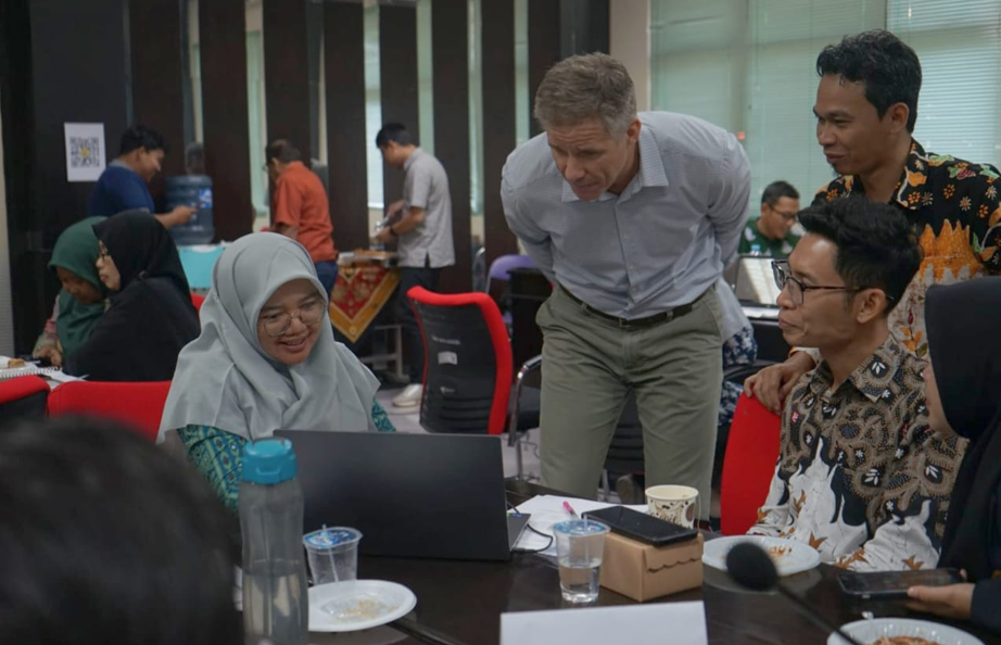 Profesor dari Amerika Bahas Cara Bikin Pelajaran Sains Lebih Hidup di FKIP UNEJ