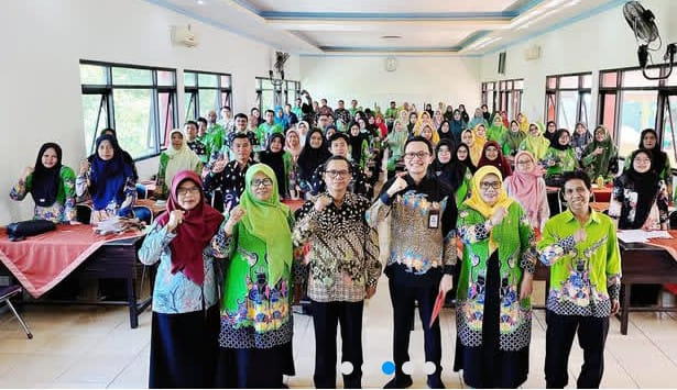Sosialisasi dan Promosi Prodi di MGMP Matematika Lumajang