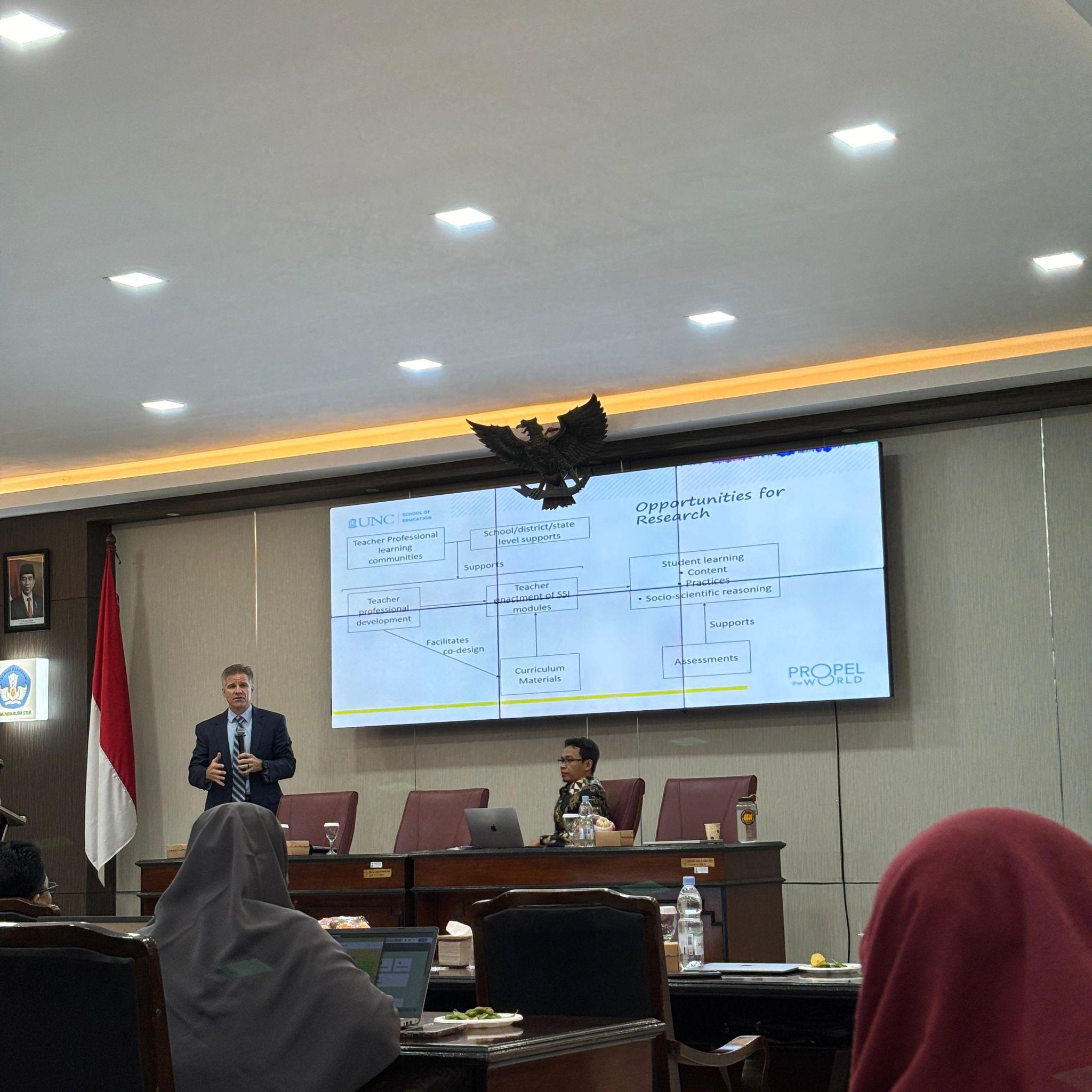 Prof. Troy D. Sadler Hadir di UNEJ, Kupas Tren dan Tantangan Pendidikan STEM Abad 21 Berbasis Isu Sosial
