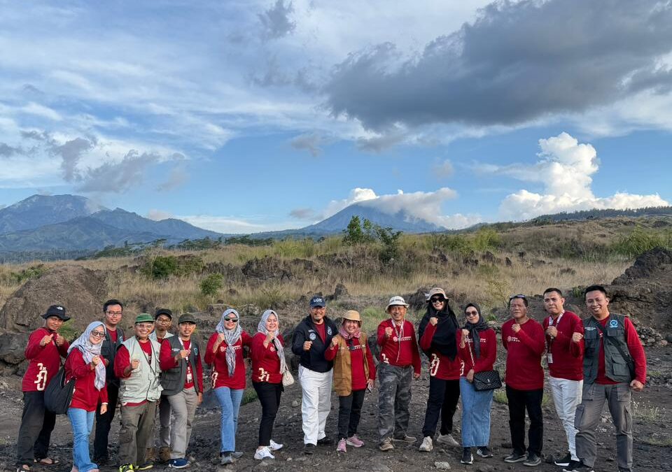 Menutup Rangkaian Acara IGI, Peserta IGGIS 2025 “Travelling Expert” Jelajahi Langsung Keunikan Geologi Ijen Geopark