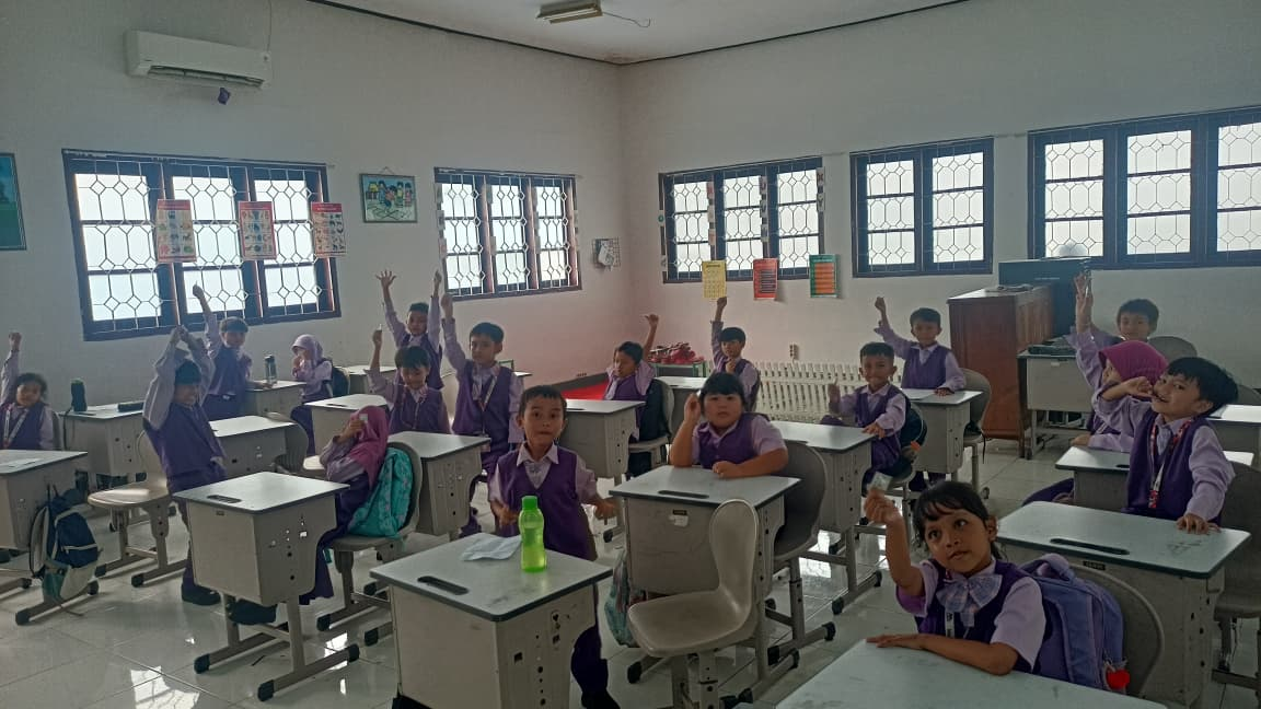 Jaga Tumbuh Kembang Fisik, SD Labschool FKIP Universitas Jember Distribusikan Obat Cacing kepada Seluruh Siswa