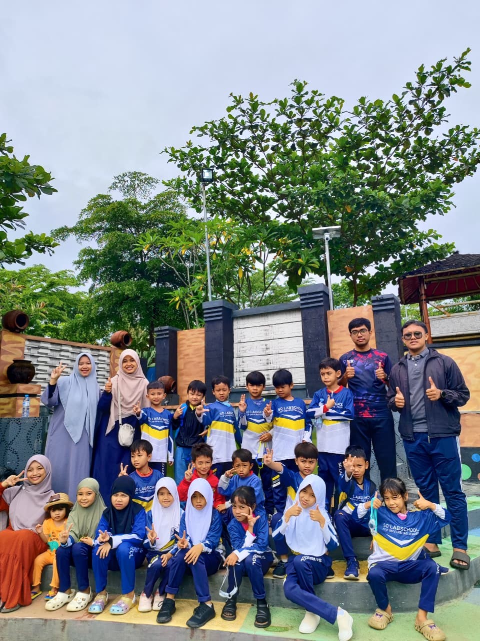 Tingkatkan Ketangkasan dan Kemandirian, SD Labschool FKIP Universitas Jember Gelar Outing Class Berenang