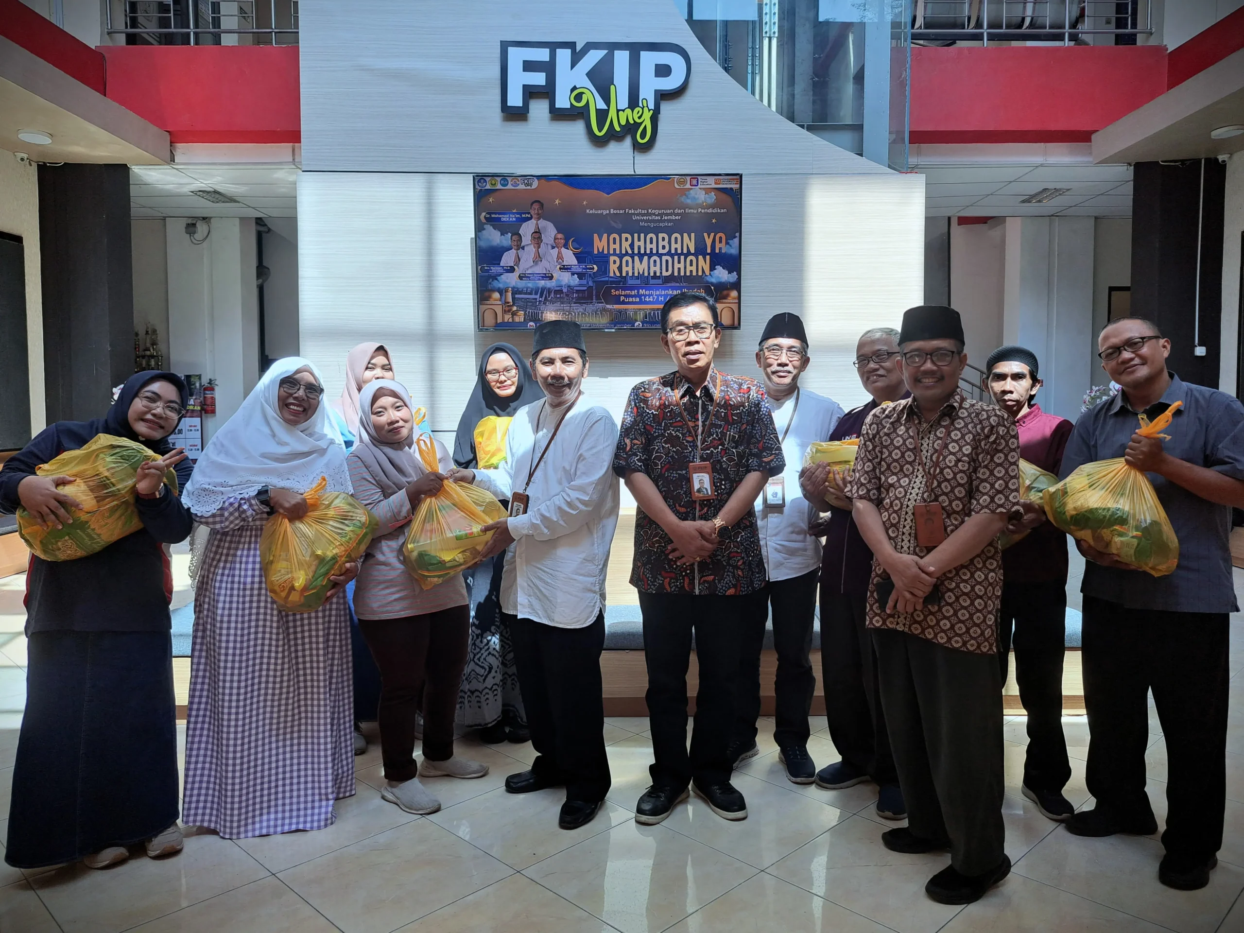 Sambut Hari Kemenangan, FKIP Universitas Jember Bagikan Bingkisan Lebaran kepada Dosen dan Tenaga Kependidikan