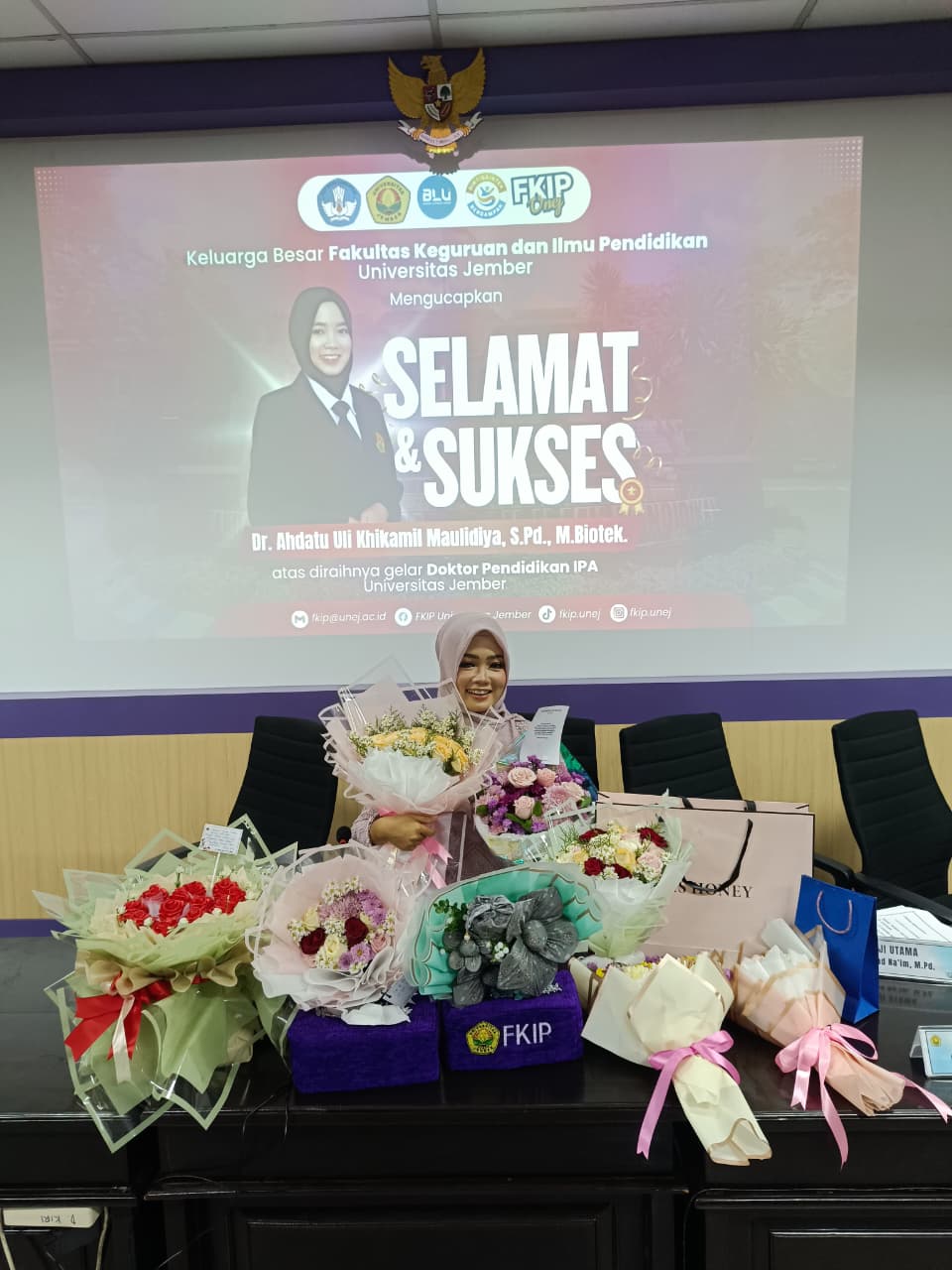Hika pemudi Pontang Ambulu Raih Gelar Doktor