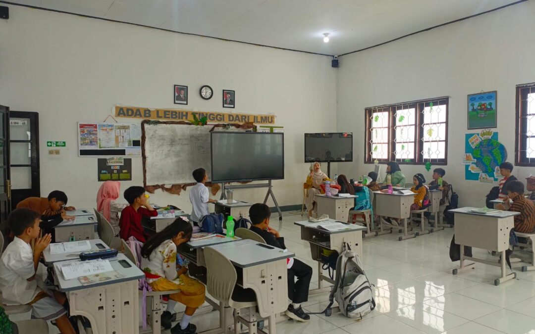 Semangat Kartini dalam Keberagaman Budaya, SD Labschool FKIP Universitas Jember Laksanakan Pembelajaran Menggunakan Busana Adat