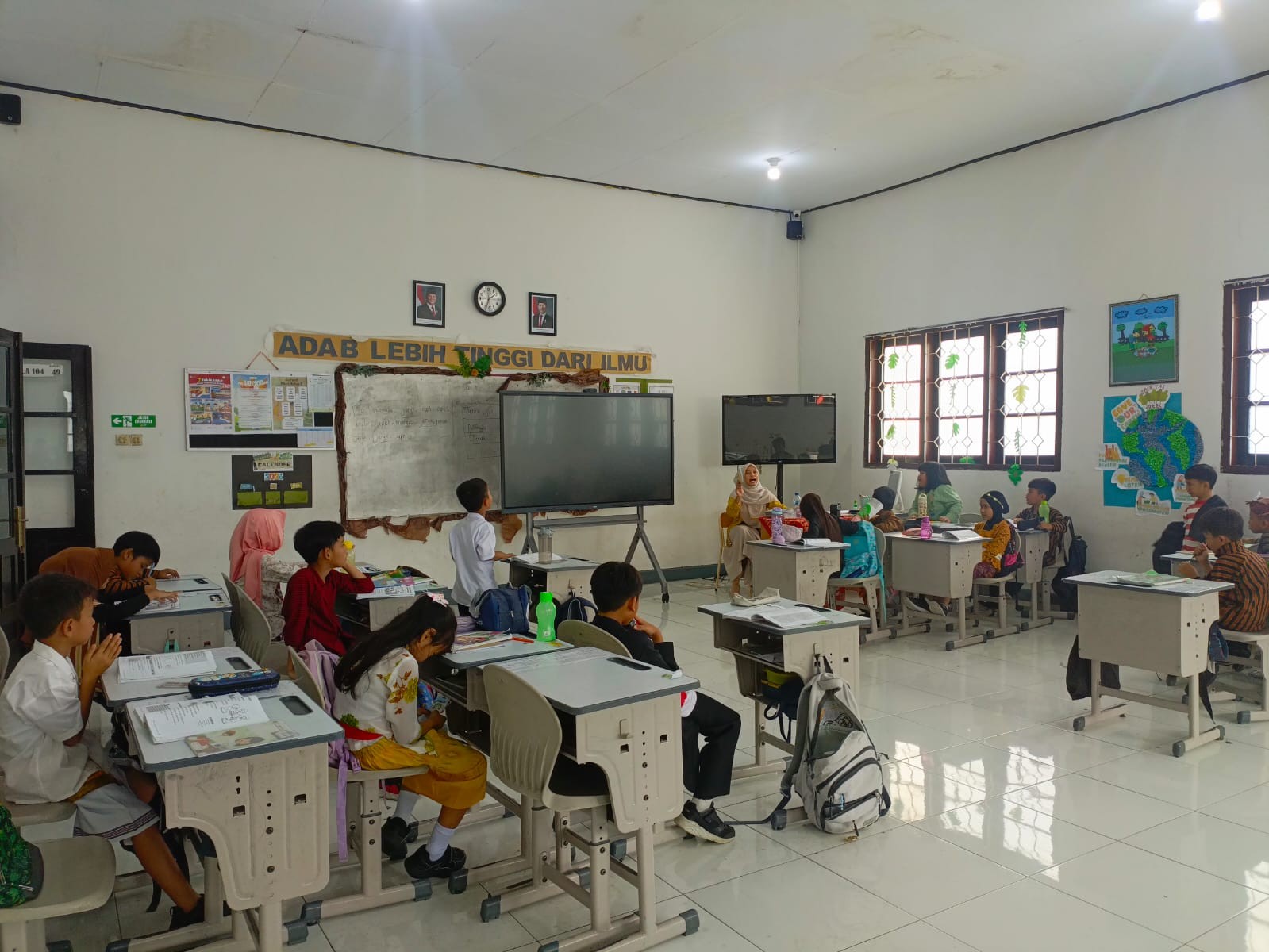 Semangat Kartini dalam Keberagaman Budaya, SD Labschool FKIP Universitas Jember Laksanakan Pembelajaran Menggunakan Busana Adat
