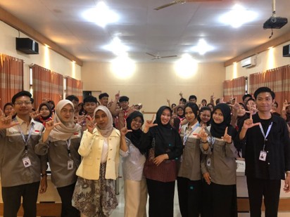 Mahasiswa Asistensi Mengajar SMPN 2 Jember Gelar Workshop Kepenulisan Puisi dan Desain Poster