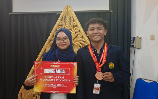 Medali Perunggu untuk UNEJ: Duo Mahasiswa PBSI FKIP Tawarkan Inovasi Ekoliterasi 5.0 di Festival Esai Nasional