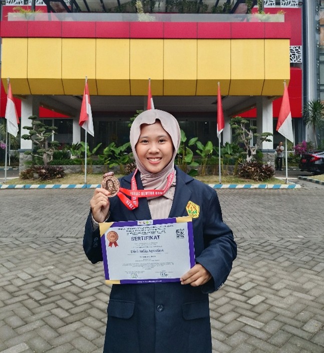 Di Tengah Padatnya Kuliah, Dini Aulia Taklukkan Olimpiade Biologi dan Kimia